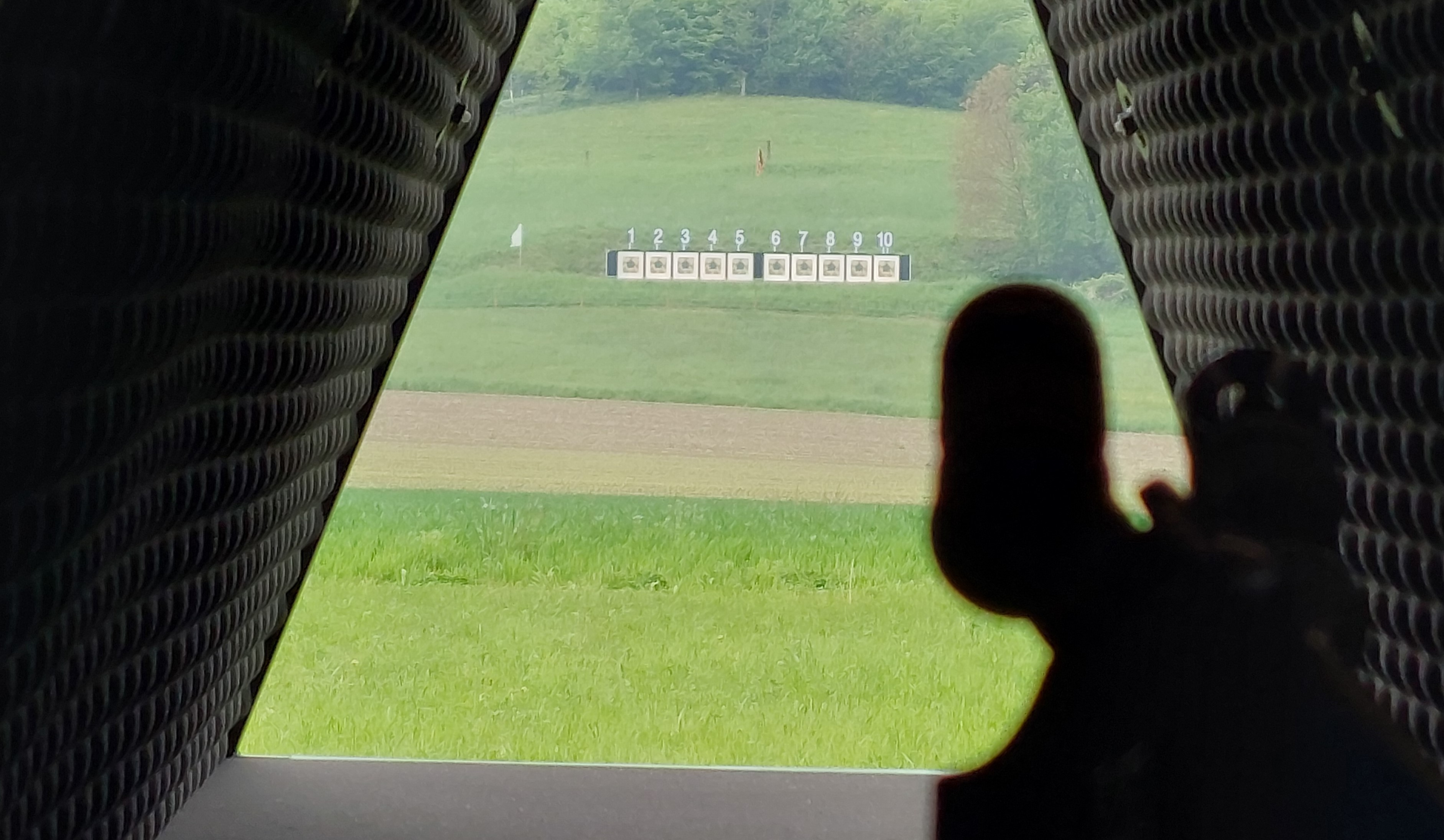 Blick durch den Schallschutztunnel auf die Scheiben